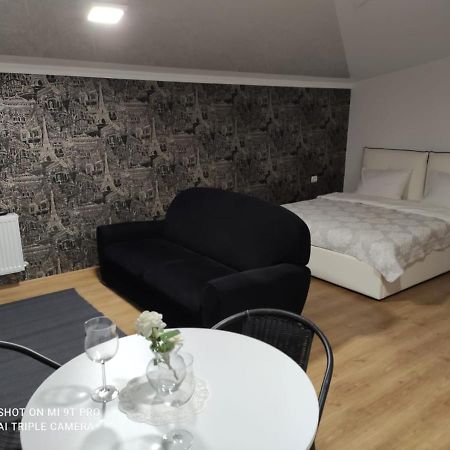 Studio In The Center City Chişinău Esterno foto
