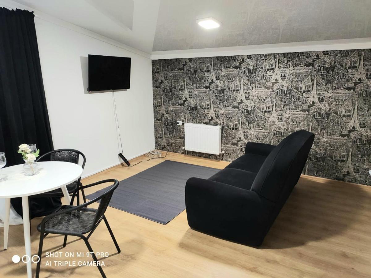 Studio In The Center City Chişinău Esterno foto